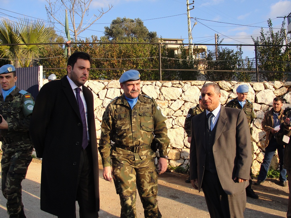 الكتيبة الاسبانية تموّل بلدة بلاط بـ 20 مصباحاً تعمل على الطاقة الشمسية