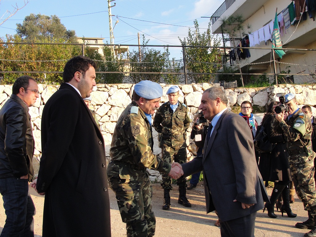 الكتيبة الاسبانية تموّل بلدة بلاط بـ 20 مصباحاً تعمل على الطاقة الشمسية