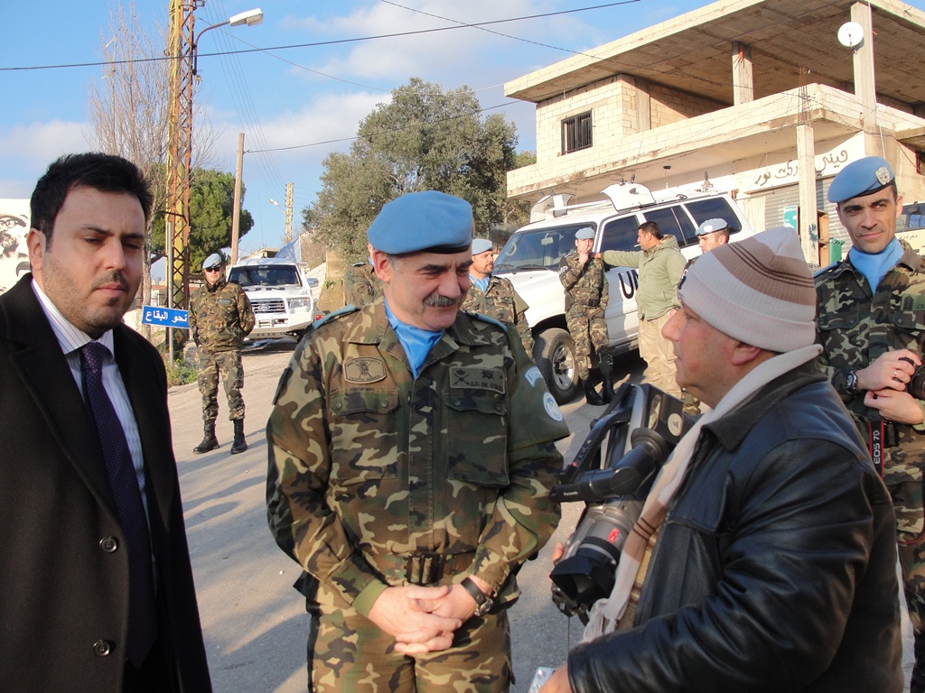 الكتيبة الاسبانية تموّل بلدة بلاط بـ 20 مصباحاً تعمل على الطاقة الشمسية