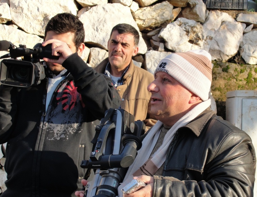 الكتيبة الاسبانية تموّل بلدة بلاط بـ 20 مصباحاً تعمل على الطاقة الشمسية