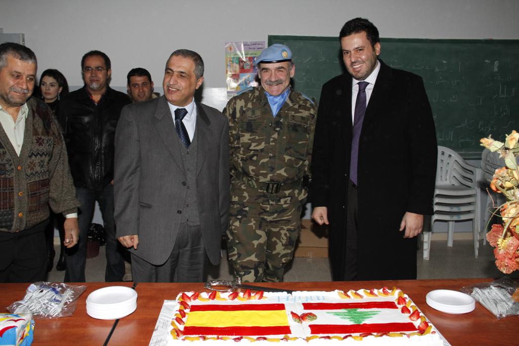 الكتيبة الاسبانية تموّل بلدة بلاط بـ 20 مصباحاً تعمل على الطاقة الشمسية