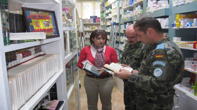 أدوية وكتب في الصيدلية