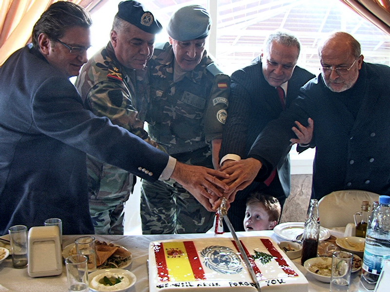 قطع قالب حلوى بالمناسبة – صورة ادوار العشي – مرجعيون