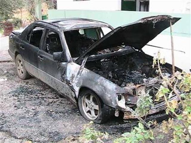 السيارة بعد إحتراقها في حاصبيا (تصوير حسين حديفة)