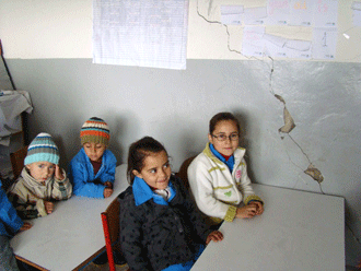 جدران مدرسة حلتا الرسمية متشققة والتلامذة والأهل يناشدون رفع الخطر