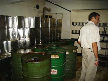 صفائح الزيت المكدسة تنتظر البيع (فاديا دعبول)