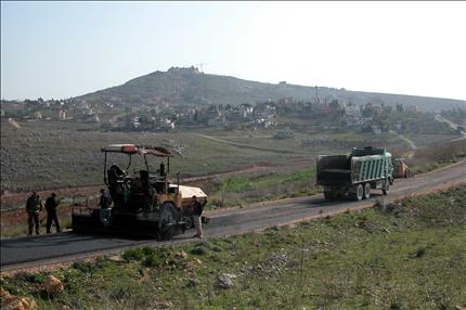 ورشة «الأشغال» وتبدو خلفها قلعة الشقيف