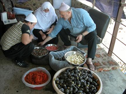 العائلة الحاصبانية مجتمعة لتحضير مؤونة الشتاء («السفير»)