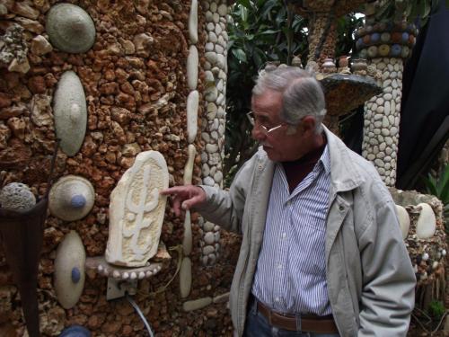 أمام إحدى المنحوتات