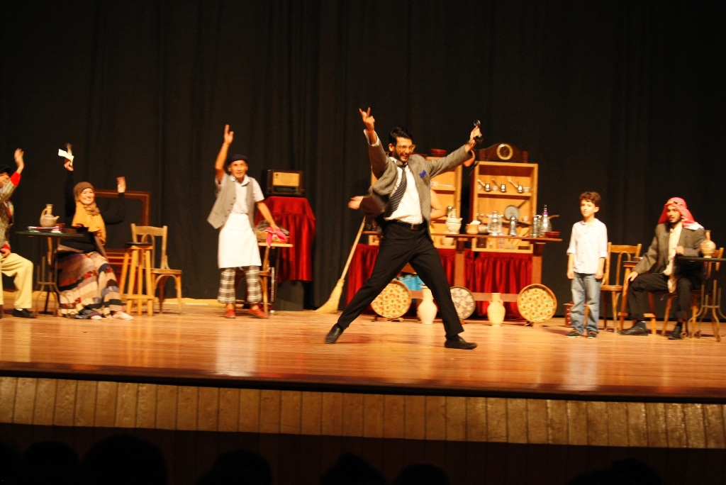 من مسرحية قرطة بورطة