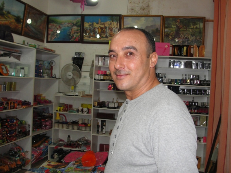 علي عبد الرضا عواضة قرر تقديم الهدايا المجانية لزبائن محله بمناسبة عيد الأضحى المبارك