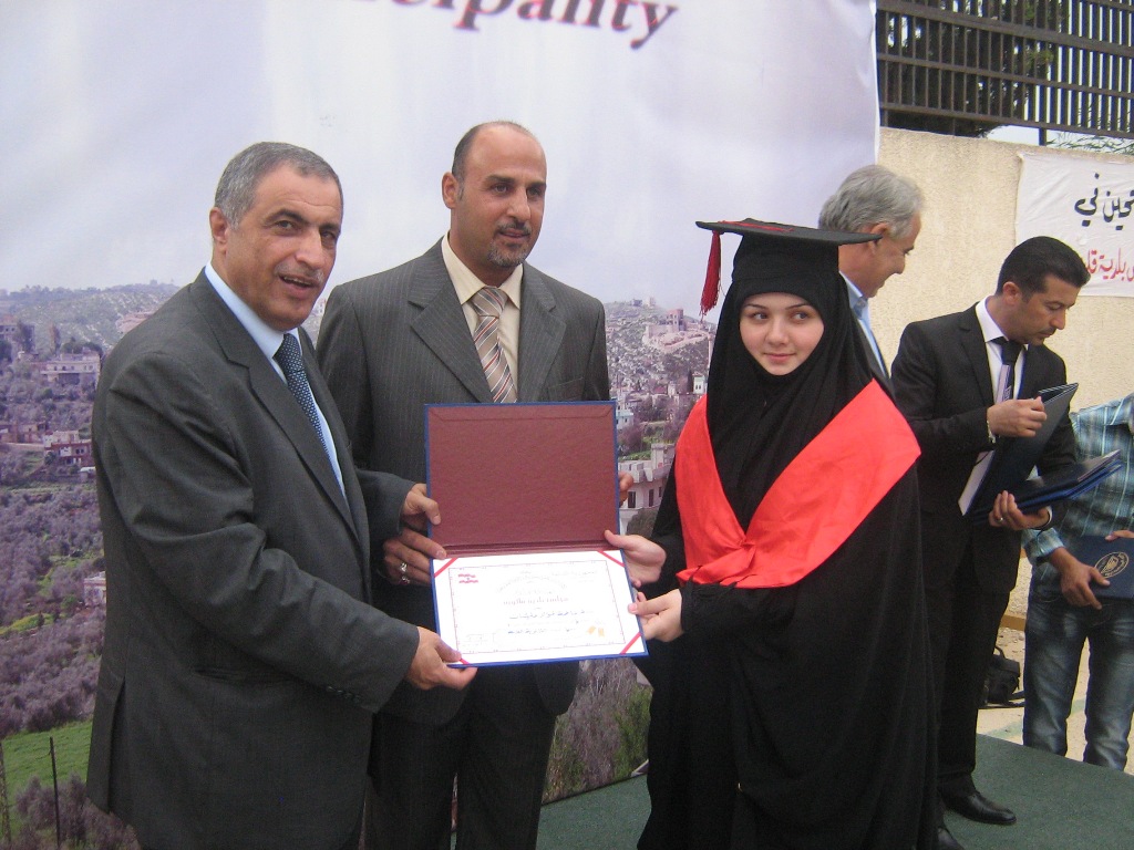 عضو كتلة التنمية والتحرير النائب الدكتور قاسم هاشم خلال رعايته حفل تكريم الطلاب الفائزين في الامتحانات الرسمية في برج قلاوية