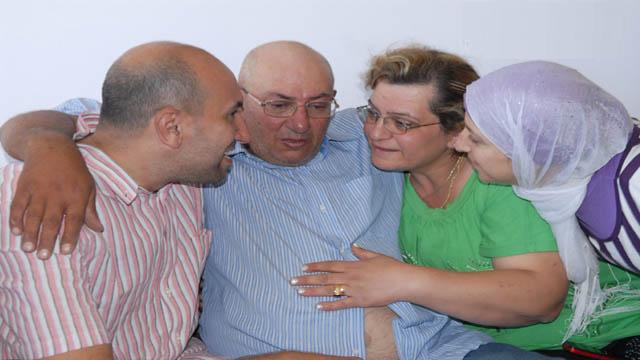 باسل الميس مع عائلته بعد تحرره من الخاطفين.