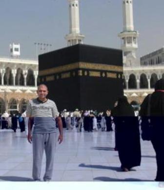 هنيئا لك يا حسين زيارة الكعبة الشريفة وبيت الله الحرام