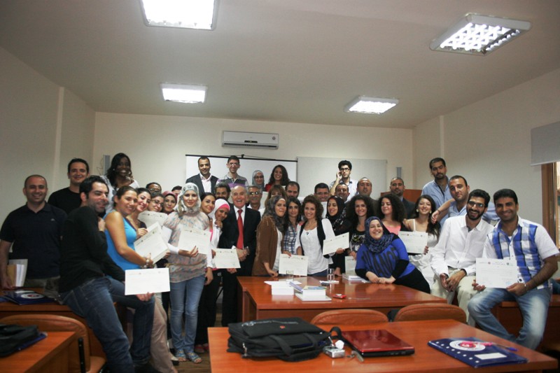 توزيع الشهادات في بيت عامل لحقوق الإنسان على الفائزين في الدورة حول القانون الدولي الإنساني