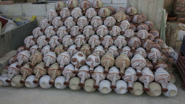  مجموعة من الأباريق في الهواء الطلق