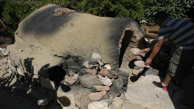     شيّ الأباريق في الفرن.