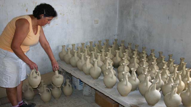 أباريق قيد النضوج ترصفها سناء الغريب