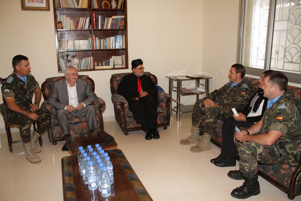 الكتيبة الاسبانية تسلم تجهيزات للشبيبة التابع لكنيسة السيدة العذراء المارونية في مرجعيون