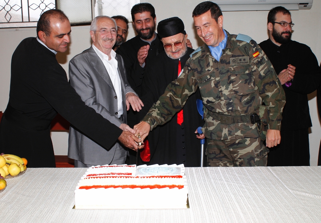 الكتيبة الاسبانية تسلم تجهيزات للشبيبة التابع لكنيسة السيدة العذراء المارونية في مرجعيون