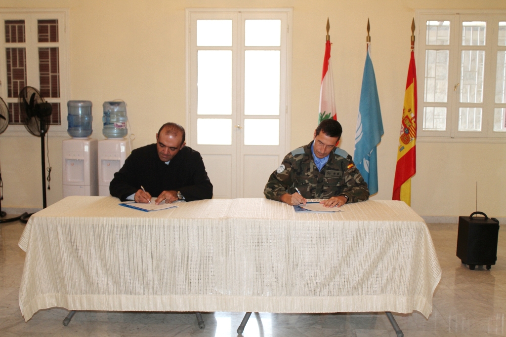 الكتيبة الاسبانية تسلم تجهيزات للشبيبة التابع لكنيسة السيدة العذراء المارونية في مرجعيون