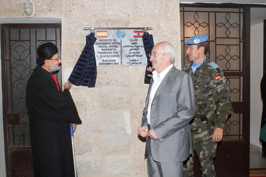 الكتيبة الاسبانية تسلم تجهيزات للشبيبة التابع لكنيسة السيدة العذراء المارونية في مرجعيون