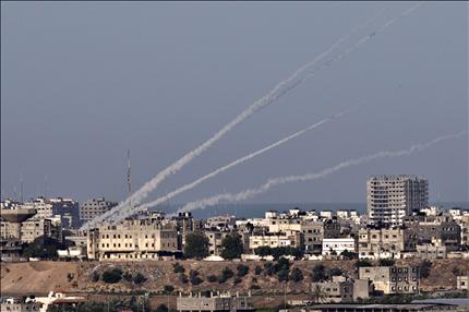 4 صواريخ للمقاومة الفلسطينية خلال إطلاقها باتجاه مواقع إسرائيلية من قطاع غزة أمس (أ ف ب)