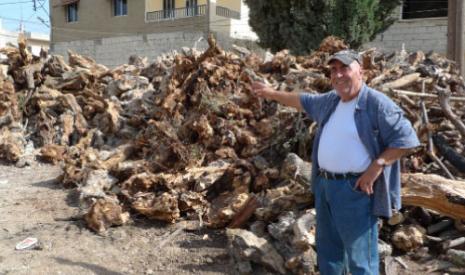 عقد ضاهر اتفاقاً مع صاحب جرافة «ما فوق التراب لي وما تحته لك» (الأخبار)