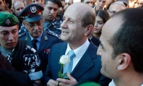 هل يعامَل كل الذين يخالفون القانون كما يعامَل آل المقداد؟ (هيثم الموسوي)