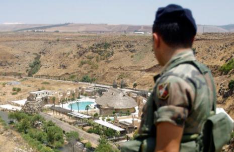 جندي لبناني يُراقب الحصن السياحي