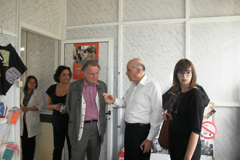 ريجيس دوبريه يزور مراكز مؤسسة عامل في الجنوب