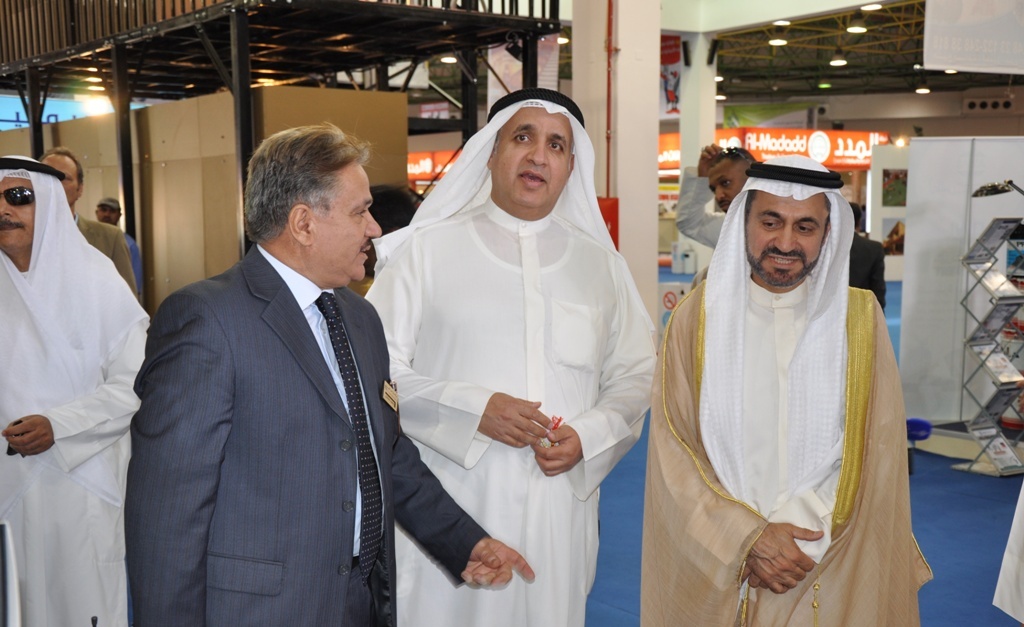 رجل الأعمال محمد صفاوي في المعرض التاسع عشر للبناء والإعمار بدولة الكويت _ أرشيف