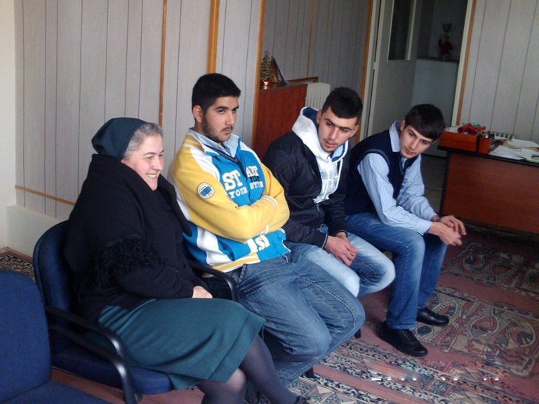 زيارة طلاب ثانوية الأحمدية  النموذجية لمدرسة راهبات القلبين الأقدسين بمناسبة عيد الميلاد‎