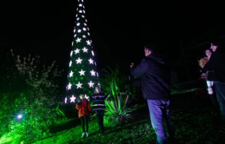 ينتظر أبناء القرى المجاورة الميلاد ليستمتعوا بالزينة (حسن بحسون)