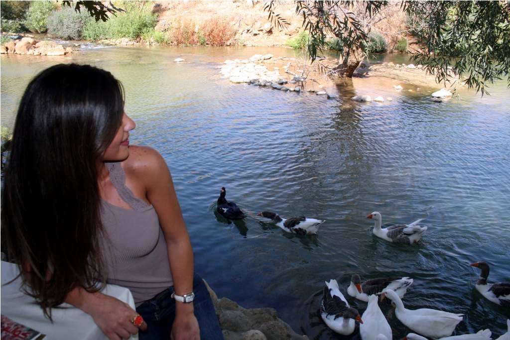 ملكة الجمال رهف عبدالله على ضفاف نهر الوزاني..  سأعود إليك أيها النهر بذات صبح، أبلل بمائك شعر الصبايا وأجدله بقبلتين