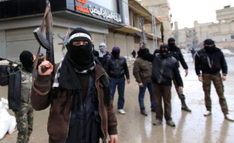 يستخدم أفراد «الجيش الحر» أجهزة الثريا للاتصال مع «القيادة» (جاد الله ــ رويترز)