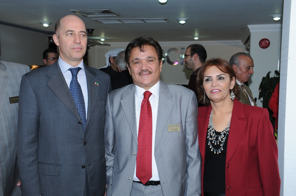 محمد الصفاوي متوسطاً السفير الإيطالي وعقيلته السيدة أم عصام