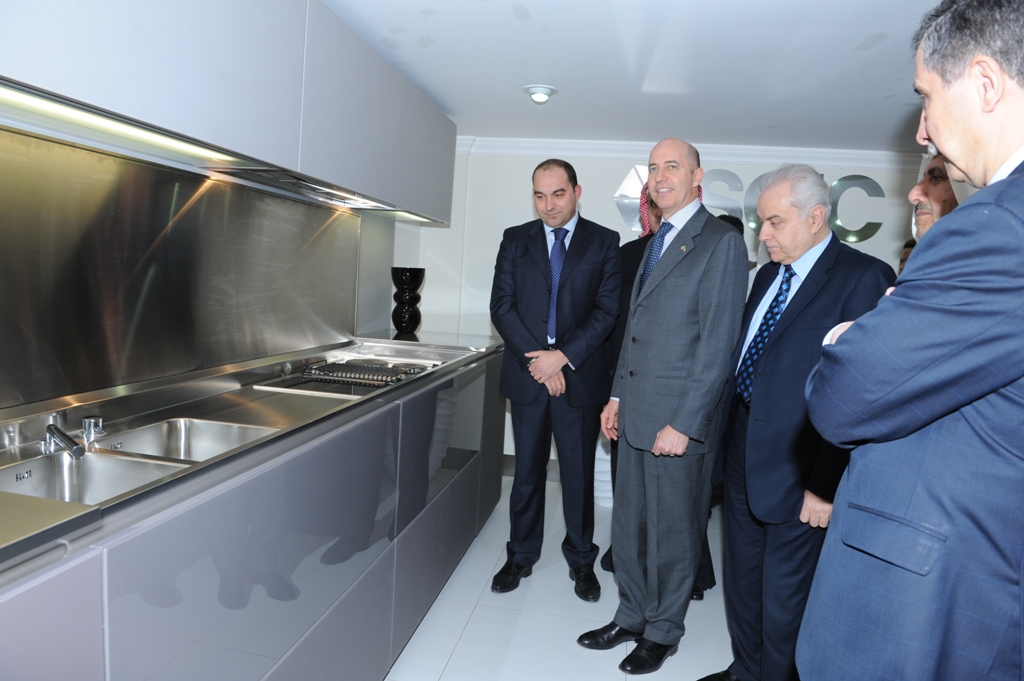 رجال أعمال مع السفير أثناء المعرض