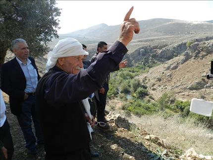 مختار برغز يشير إلى أضرار الكسارات المحيطة بها