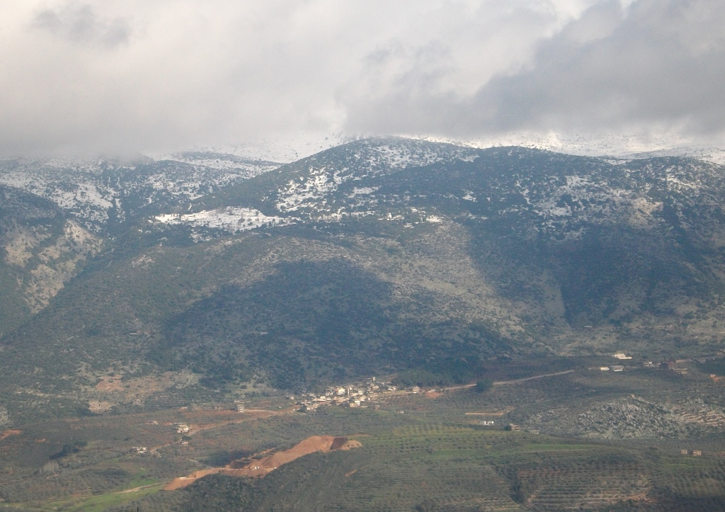 الثلوج تكاد تلامس مزرعة حلتا