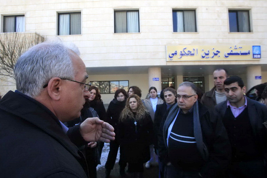 رئيس المستشفى د. حجار متحدثاً في المعتصمين - صورة مايا العشي – مرجعيون