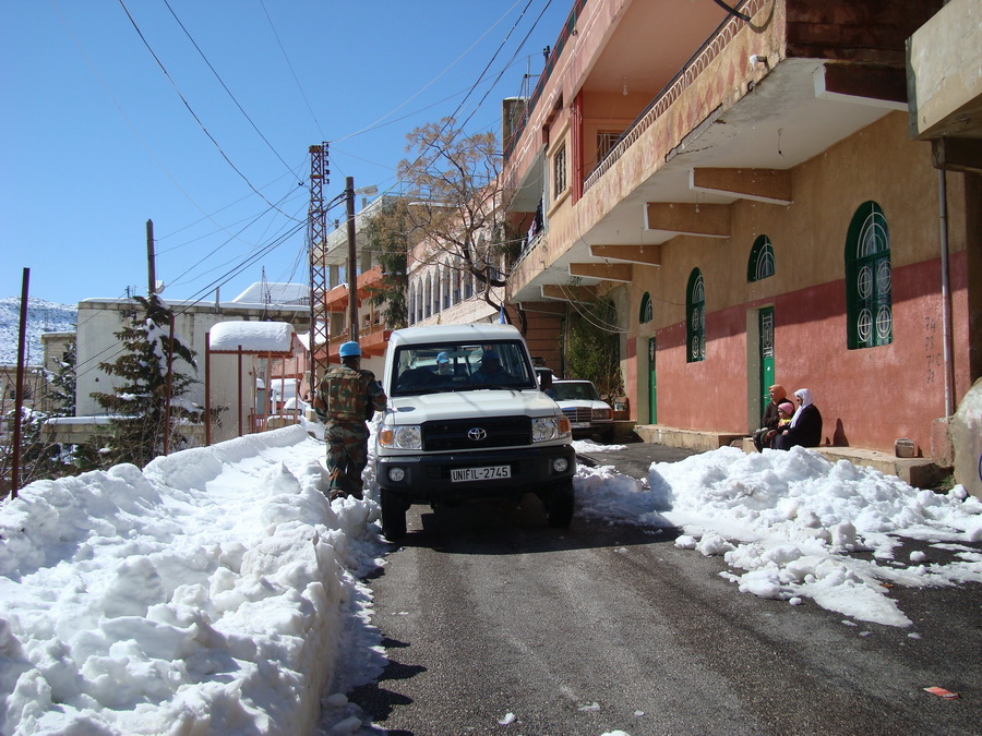 عناصر القوات الدولية تعمل على تسير دوريات وتفتح الطرقات المؤدية الى مواقعها – صورة مايا العشي – مرجعيون
