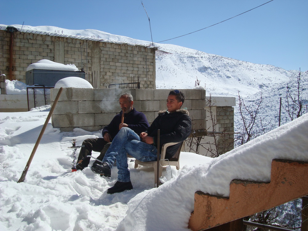 جلسة على الثلج في ظل شمس شباط الدافئة – صورة مايا العشي - مرجعيون