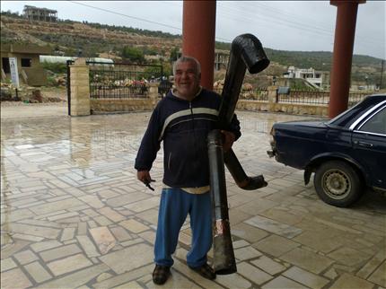 ينظف القساطل من آثار احتراق الأحذية القديمة في راميا