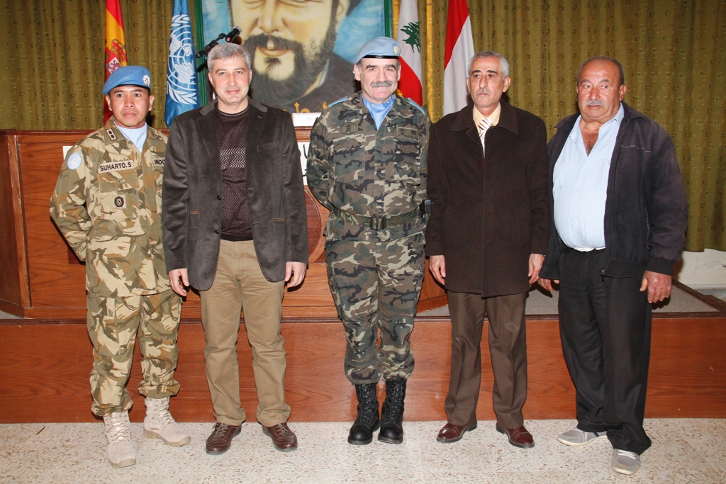 تدشين مشروع أربعة عشر مصباحاً ذات نظام الطاقة الشمسية في بلدة بني حياَّن