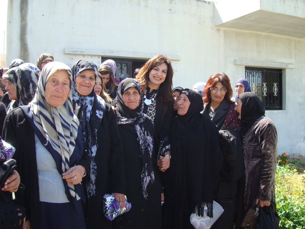 وصورة تذكارية مع الامهات المكرمات  امام نادي المسنين في الخيام