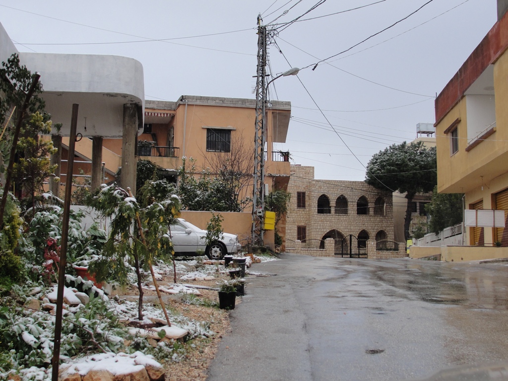 بيت أهل المرحومة (إلى يسار الصورة)