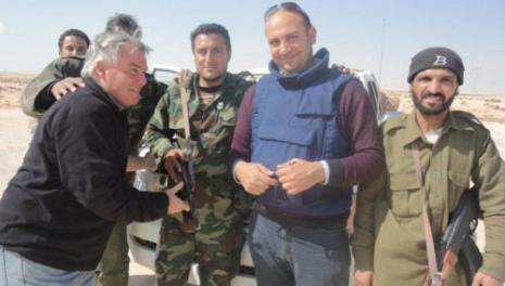 علي هاشم (يمين) في ليبيا