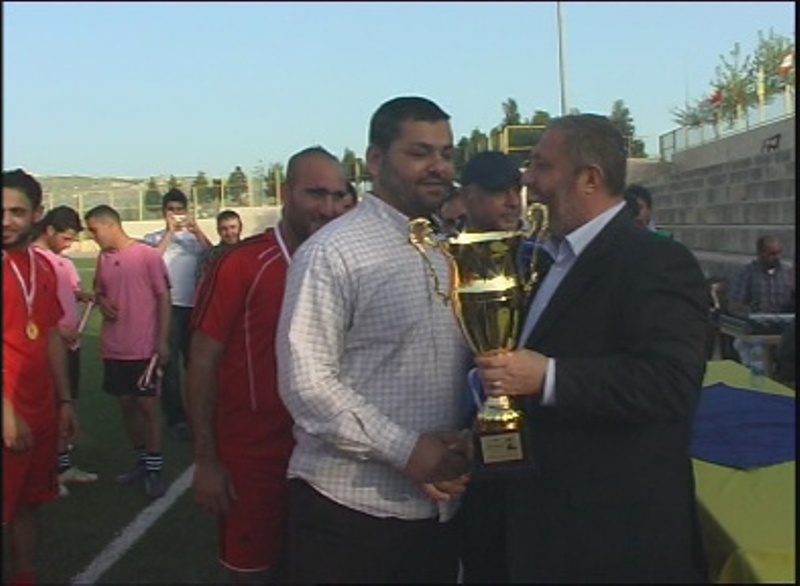 تقديم كأس للفائز