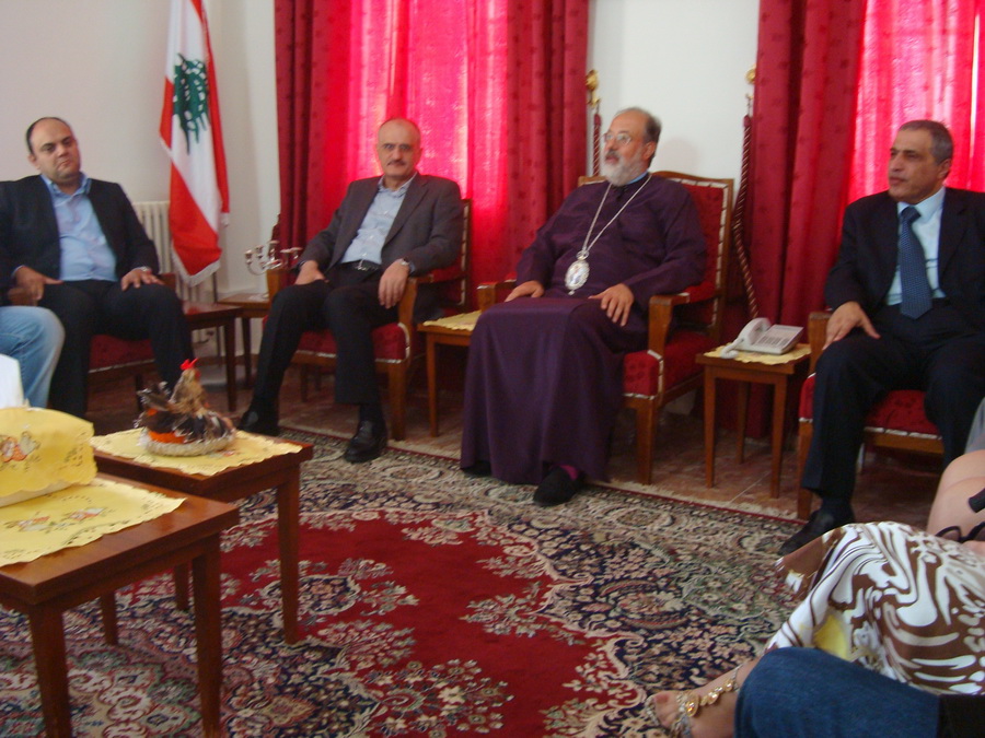 DSC00129-  الوزير خليل والنائب قاسم هاشم يقدمان التهاني بعيد الفصح الى المطران حداد